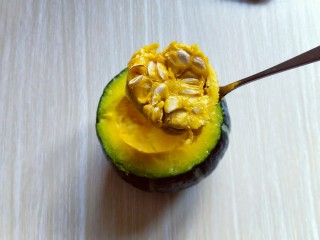 10、#感恩节食谱#有机南瓜肉糜盅,用小调羹将南瓜瓤和籽挖出。