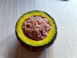 12、#感恩节食谱#有机南瓜肉糜盅,把调味好的肉糜加入南瓜中。