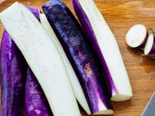 1、凉拌鱼香茄子,茄子洗净剖开