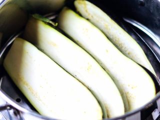 2、凉拌鱼香茄子,放进蒸锅蒸5分钟左右，取出放凉