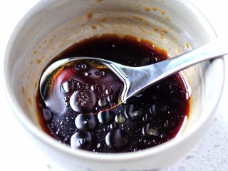 3、凉拌鱼香茄子,香菜、小葱、红干椒切小段，大蒜粒切碎