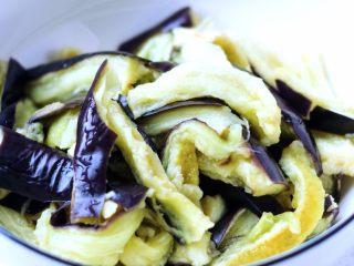 4、凉拌鱼香茄子,白糖、生抽、香油、白糖调匀成酸甜味汁。茄子放凉后撕成条。