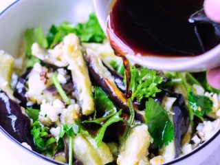 8、凉拌鱼香茄子,浇上酸甜味汁，拌匀。