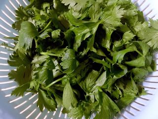 1、芹菜叶鸡蛋饼,芹菜叶洗净沥干水分