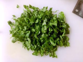 2、芹菜叶鸡蛋饼,纵向切好的状态