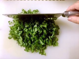 3、芹菜叶鸡蛋饼,再横向切