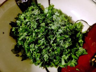 4、芹菜叶鸡蛋饼,将切好的芹菜叶碎放入碗内，用筷子聚拢一些，上面撒一小勺盐，调味缸的小勺差不多一小勺2～3克左右