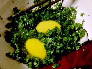 5、芹菜叶鸡蛋饼,磕入两个鸡蛋