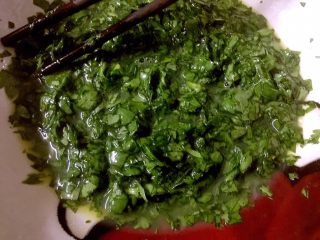 6、芹菜叶鸡蛋饼,将蛋与芹菜叶碎搅匀