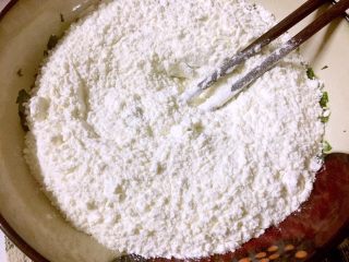 8、芹菜叶鸡蛋饼,用筷子当中稍挖个坑