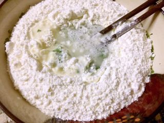 9、芹菜叶鸡蛋饼,加入150克水