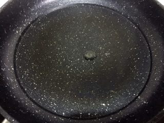 11、芹菜叶鸡蛋饼,开小火，平底锅内（我用的不粘锅）当中滴几滴油