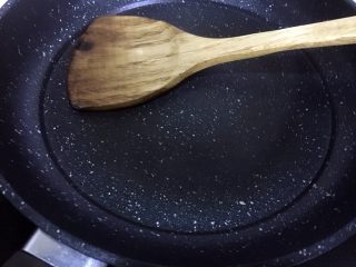 12、芹菜叶鸡蛋饼,用铲子背面将油均匀抹开，使锅底有薄薄的一层油