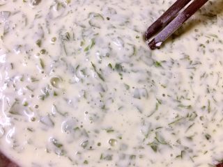 10、芹菜叶鸡蛋饼,搅拌成糊状，静置3～5分钟