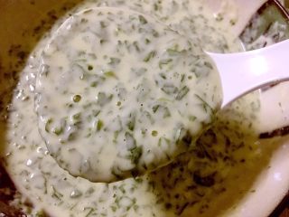 13、芹菜叶鸡蛋饼,舀一大勺面糊