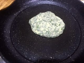 14、芹菜叶鸡蛋饼,置于锅中间位置