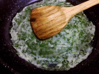 15、芹菜叶鸡蛋饼,用铲子背面，斜着从面糊中间向四周转一圈，让面糊均匀抹开呈圆形