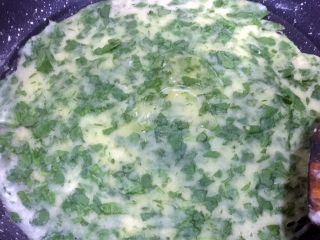 16、芹菜叶鸡蛋饼,待表面面糊凝固，在当中滴几滴油