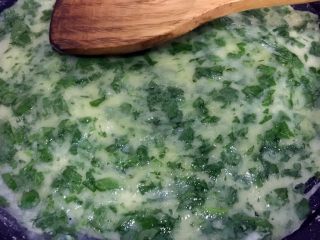 17、芹菜叶鸡蛋饼,用铲子背面将油抹开，让整张饼有一层油