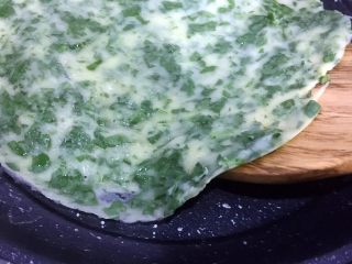 18、芹菜叶鸡蛋饼,用铲子将饼的四周粘在锅底的部分轻轻推离锅底，使整张饼是可以在锅内自由滑动的，将铲子从一面铲进