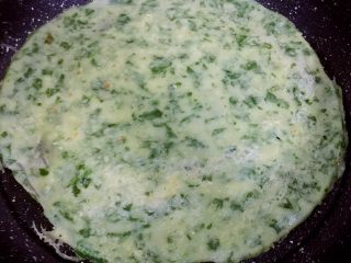 19、芹菜叶鸡蛋饼,铲起整张饼，快速翻面