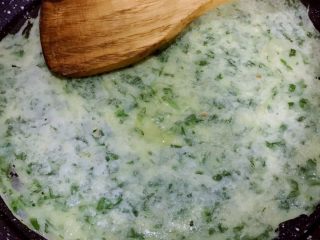 20、芹菜叶鸡蛋饼,在翻过来的饼当中位置也倒少许油