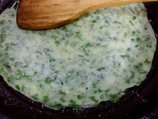 21、芹菜叶鸡蛋饼,用铲子背面抹开
