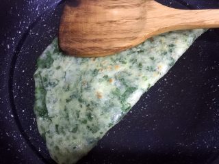 22、芹菜叶鸡蛋饼,翻几次面后，烙至金黄色，用铲子将圆饼对折