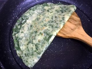 23、芹菜叶鸡蛋饼,再对折