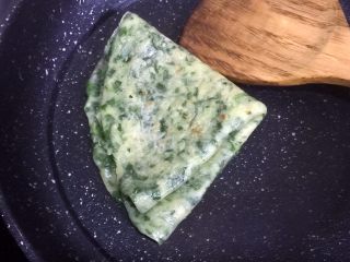 24、芹菜叶鸡蛋饼,使饼呈扇形