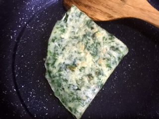 25、芹菜叶鸡蛋饼,翻面再稍微烙一下