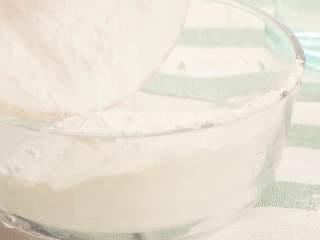 1、玫瑰藕糕,藕粉和糯米粉倒入碗内,搅拌均匀。