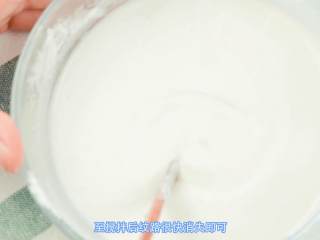 3、玫瑰藕糕,搅拌成有纹路,但是很快可以消失即可。每个人购买的藕粉和糯米粉会不一样。加水量会有区别。若是觉得水多了,可以加点糯米粉,同样觉得太干了,就再加一点水。