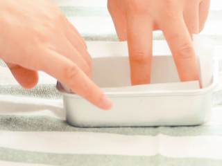 4、玫瑰藕糕,模具内铺上一层油纸。没有模具,可以选择方形的碗。油纸事先裁剪下会更服帖。