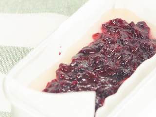 6、玫瑰藕糕,蒸好取出,放入玫瑰酱。轻轻的铺上一层就好。