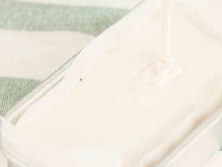 7、玫瑰藕糕,接着倒入剩下的藕粉。