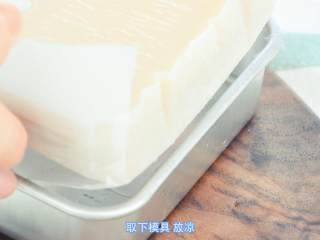 9、玫瑰藕糕,蒸好,轻轻提着油纸,就可以把糕从模具中取出。