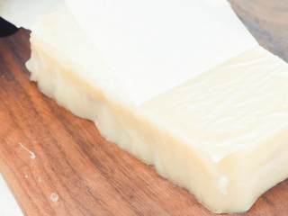 10、玫瑰藕糕,放凉后,撕下油纸。