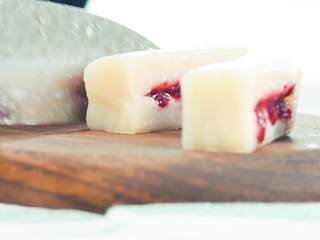 12、玫瑰藕糕,切成块。切的时候用手稍微按住。糕比较软,不用担心切不好,切下去松开就好。