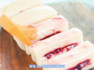 13、玫瑰藕糕,最后,再刷一层玫瑰酱。一定要切好后再刷,不然玫瑰酱会被切得惨不忍睹。