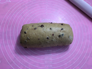7、红糖蔓越莓吐司,由上向下卷起，收口处压在下方。