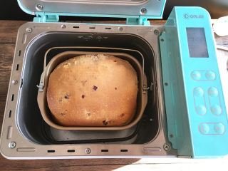 10、红糖蔓越莓吐司,利用面包机烘烤菜单进行烘烤，时间为35分钟。