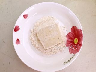 8、＃吃豆腐＃鱼香豆腐,把豆腐块均匀的蘸上面粉