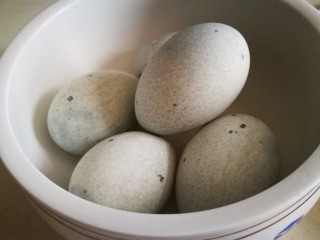 1、家宴菜谱~年年有鱼之皮蛋豆腐,皮蛋