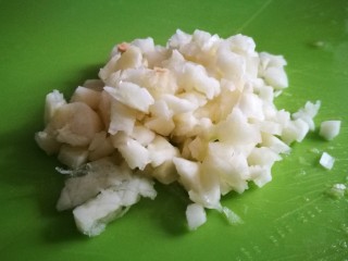 5、家宴菜谱~年年有鱼之皮蛋豆腐,大蒜切成蒜末