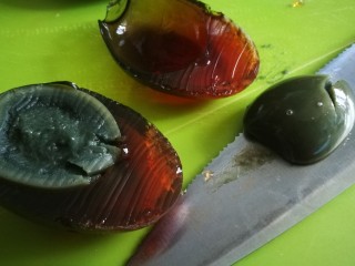 7、家宴菜谱~年年有鱼之皮蛋豆腐,皮蛋切开 取出蛋黄 留出两个完整的半圆做金鱼身体