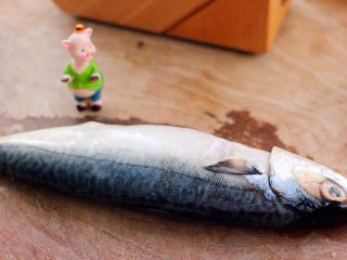 1、鲐鱼小白菜#烟台特色#,买回来的鲐鱼取五脏后洗净备用……