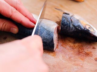 2、鲐鱼小白菜#烟台特色#,用刀切成宽10公分左右的鱼段