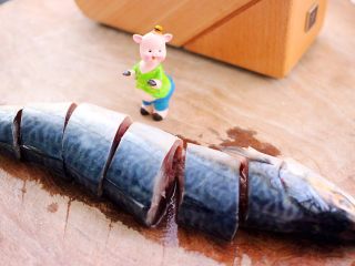 3、鲐鱼小白菜#烟台特色#,整条鲐鱼就切好了……