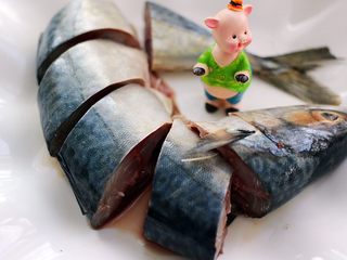 4、鲐鱼小白菜#烟台特色#,装入盘子里备用、下面准备其它食材和调料